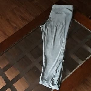 Scorpio Sol Light gray Capri leggings